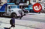 ببینید| نجات معجزه‌آسای دختر غرق در موبایل از زیر کامیون