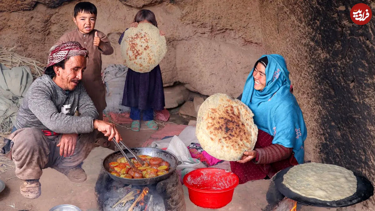 (ویدئو) فرآیند پخت یک غذای محلی با سیب زمینی توسط زوج جوان افغان در غار 