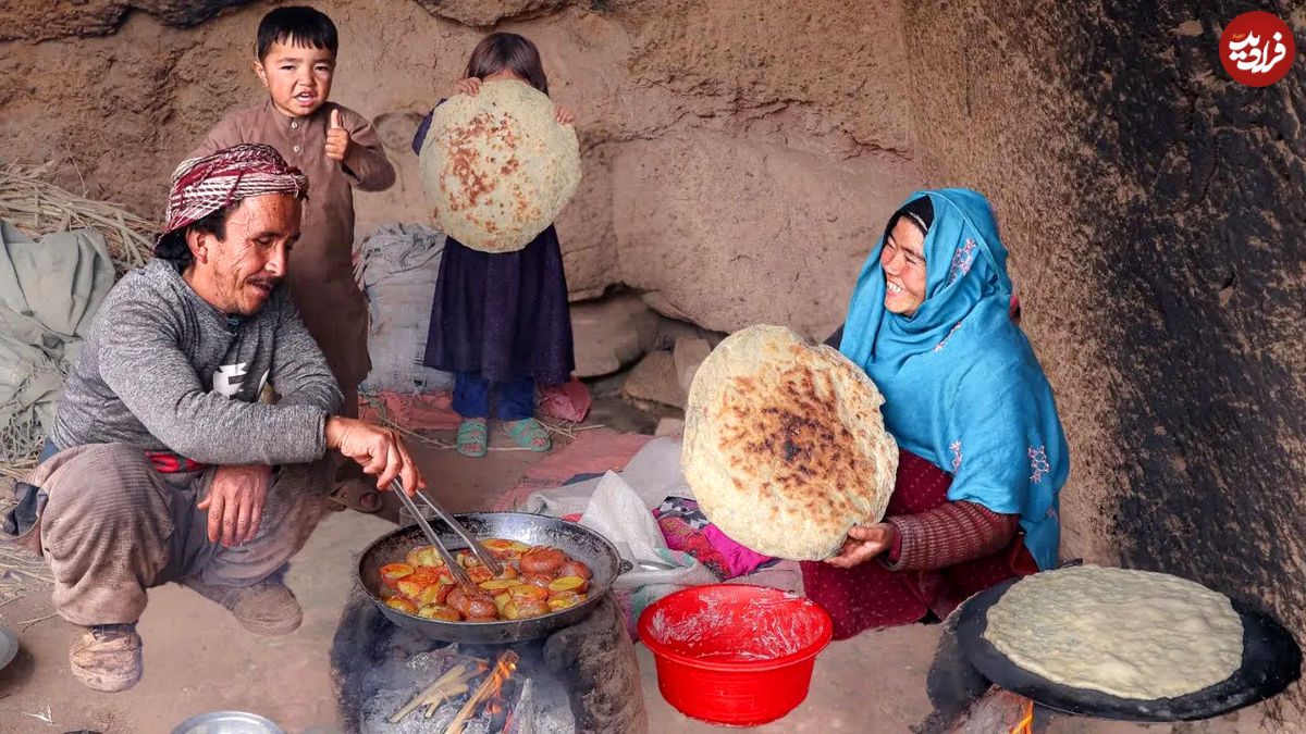 (ویدئو) فرآیند پخت یک غذای محلی با سیب زمینی توسط زوج جوان افغان در غار
