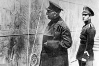 سفر در زمان؛ یادداشتهای علم، شنبه ۲ دی ۱۳۵۱: شاه گفت «پدر من از نادر بیشتر خوشش میآمد، تا شاه عباس؛ او را مرد ریاکار سالوسی میدانست»