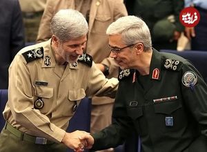 عکس؛ سفر به تاریخ؛ «امیر حاتمی، فرماندۀ ارتش» در حال نشانه‌گیری با مسلسل در کنار «سرلشکر باقری»