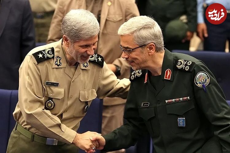 عکس؛ سفر به تاریخ؛ «امیر حاتمی، فرماندۀ ارتش» در حال نشانه‌گیری با مسلسل در کنار «سرلشکر باقری»