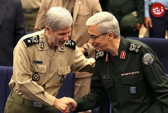 عکس؛ سفر به تاریخ؛ «امیر حاتمی، فرماندۀ ارتش» در حال نشانه‌گیری با مسلسل در کنار «سرلشکر باقری»