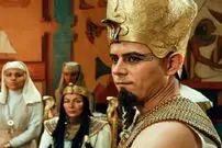 عکس| سفر زمان؛ چهرۀ «آخناتون» در 57 سالگی در پشت‌صحنه آخرین سریالش