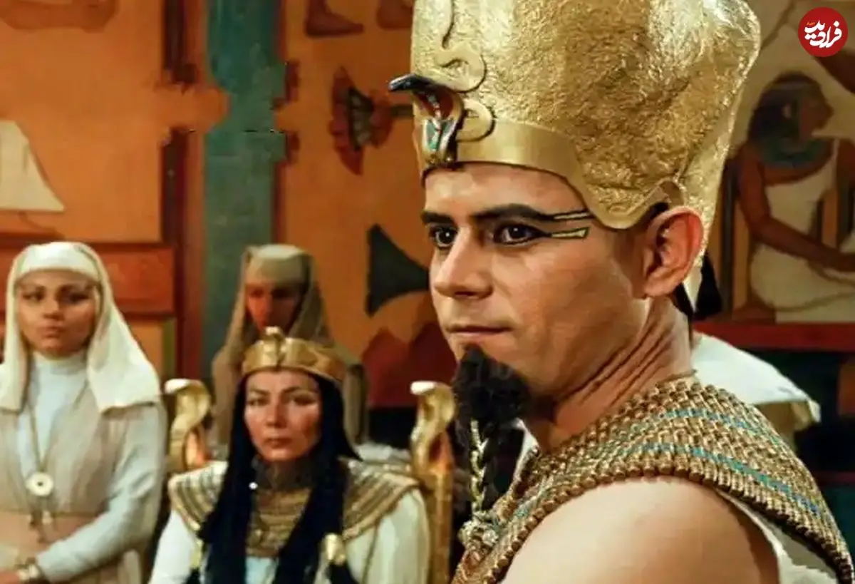 عکس| سفر زمان؛ چهرۀ «آخناتون» در 57 سالگی در پشت‌صحنه آخرین سریالش