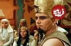 عکس| سفر زمان؛ چهرۀ «آخناتون» در 57 سالگی در پشت‌صحنه آخرین سریالش
