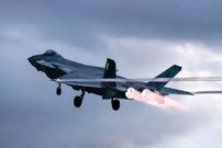 تصاویر؛ سلاح مخفی جنگنده J-20 چین دربرابر F-22 آمریکا؛ نبرد «پرنده شکاری» و «اژدها»