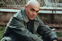 عکس| سفر زمان؛ «جمشید هاشم پور» با مسلسل روی دوش و در 49 سالگی؛ سال 72