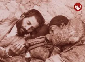 عکس| سفر به تاریخ؛ دسته تریاکی ها در حال مصرف در یک خرابه در تهران؛ دهه 1260