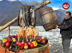 ببینید| غذای روستایی در آذربایجان؛ دودی کردن مرغ و ماهی در بشکه در هوای برفی روستا