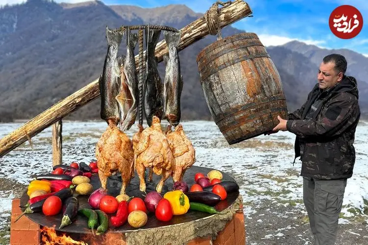 ببینید| غذای روستایی در آذربایجان؛ دودی کردن مرغ و ماهی در بشکه در هوای برفی روستا