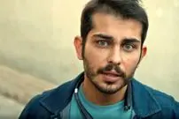 عکس| سفر در زمان؛ «ارسلان قاسمی» با لباس بسیج و آر پی جی در جبهه؛ سال 1403