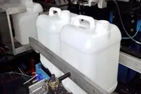 (ویدئو) فرآیند تولید دبه و ظروف پلاستیکی در کارخانه ای در کره جنوبی 