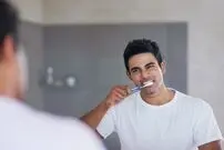 شیوۀ درست مسواک زدن چیست و چرا بیشتر دهانشویه‌ها مضر هستند؟