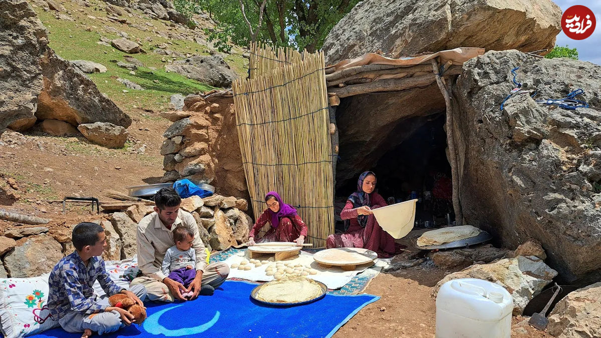 (ویدئو) غذای روستایی در ایران؛ پخت نان توسط بانوی عشایر در کوهستان