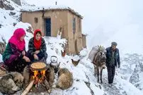 ببینید| غذای روستایی در افغانستان؛ پخت پیتزا روی آتش در هوای برفی روستا