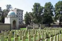 (عکس) تهران قدیم؛ «گورستان متفقین در قلهک، وقتی اطراف اش بیابان بود»؛ سال 1325