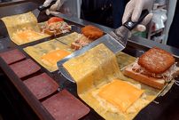 ببینید| غذای خیابانی در کره؛ آماده سازی ساندویچ نان تست با همبرگر، تخم مرغ و پنیر در سئول