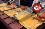 ببینید| غذای خیابانی در کره؛ آماده سازی ساندویچ نان تست با همبرگر، تخم مرغ و پنیر در سئول