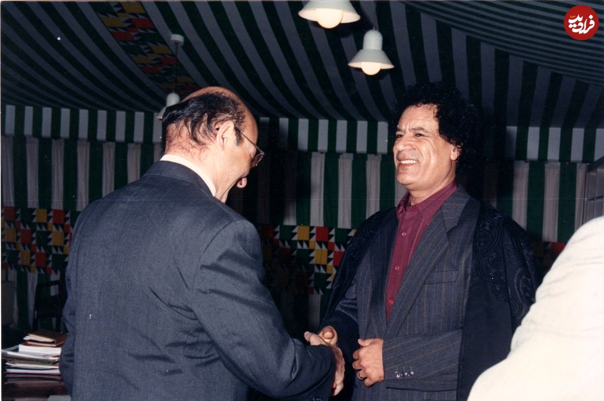 عکس| سفر در زمان؛ «معمر قذافی» در چادر پدرش در صحرای سرت؛ سال 1352