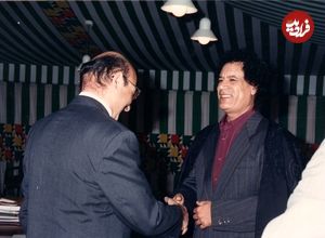 عکس| سفر در زمان؛ «معمر قذافی» در چادر پدرش در صحرای سرت؛ سال 1352