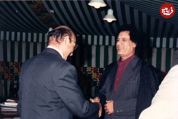 عکس| سفر در زمان؛ «معمر قذافی» در چادر پدرش در صحرای سرت؛ سال 1352