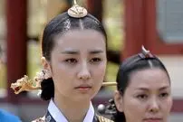 عکس| سفر به تاریخ؛ «ملکه اینهیون» در اتاق گریم سریال «دونگ‌یی»