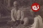 عکس| سفر زمان؛ «مردان گیلانی» در حال استراحت در کنار کلبۀ ساخته شده از نی؛ دوران قاجار