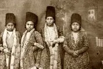 عکس| سفر به ایران قدیم؛ عکس دسته‌جمعی «غلام‌بچه‌های دربار ناصرالدین شاه» در کنار حوض