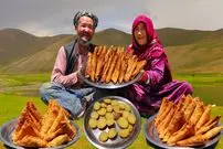 ببینید| غذای روستایی در افغانستان؛ پخت سمبوسه در طبیعت زیبای کوهستان