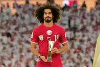 ببینید؛ اکرم عفیف امام جماعت شد