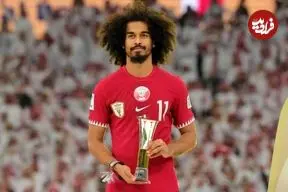 ببینید؛ اکرم عفیف امام جماعت شد