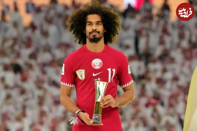 ببینید؛ اکرم عفیف امام جماعت شد