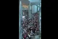 ببینید| بزرگترین موج خروج از دبی؛ فرودگاه بین المللی مملو از مسافران سرگردان