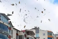 ببینید| پرتاب شدن اشیا بر اثر طوفان در ترکیه