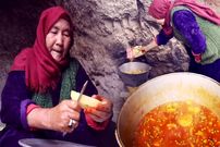 ببینید؛ غذای روستایی در افغانستان؛ پخت یک غذای سنتی با کدو سبز و لوبیا سبز