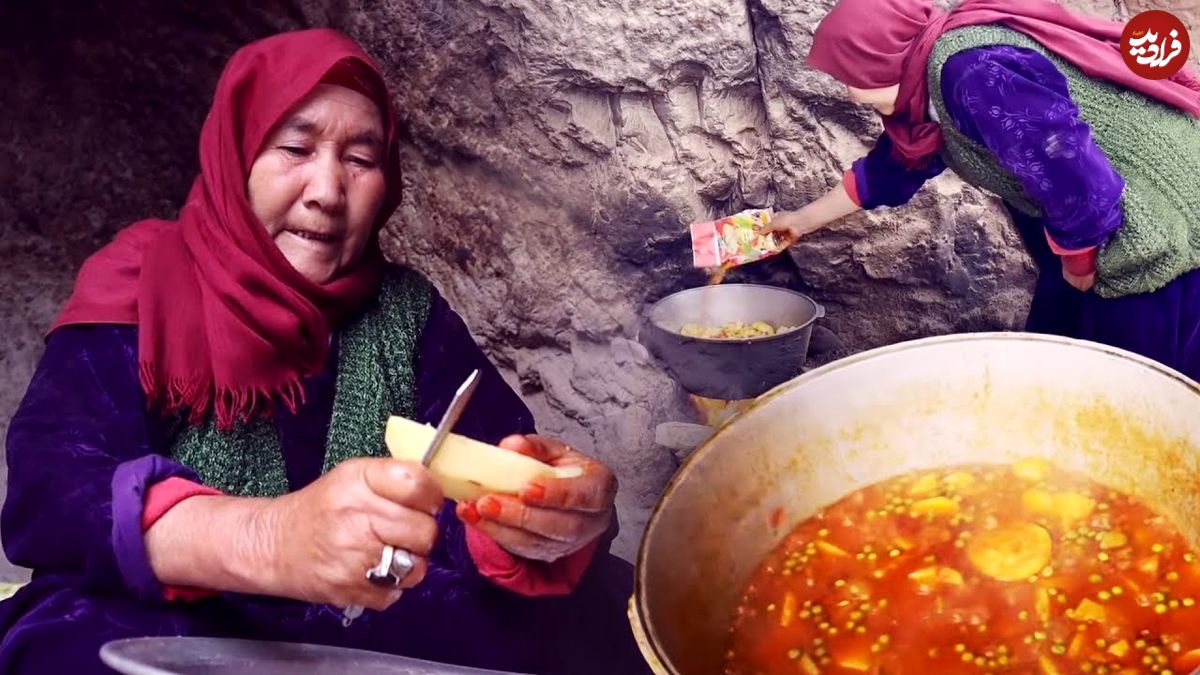 ببینید؛ غذای روستایی در افغانستان؛ پخت یک غذای سنتی با کدو سبز و لوبیا سبز