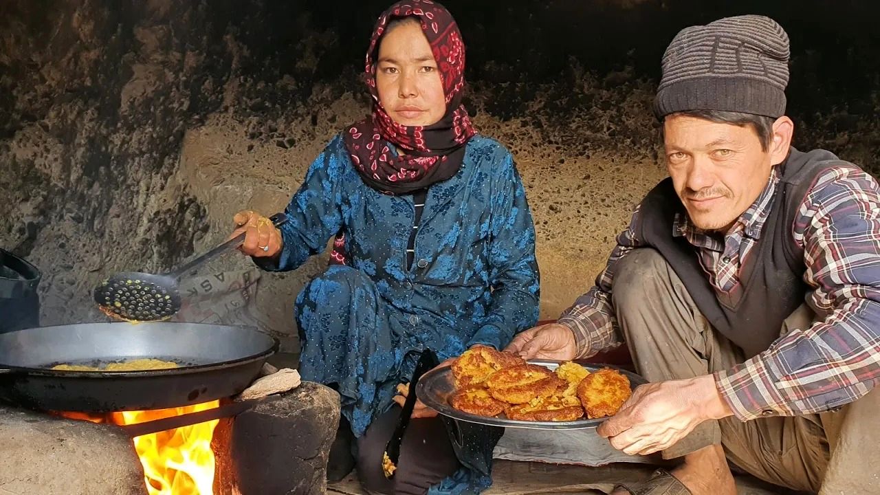 (ویدئو) نمایی از پخت کوکو سیب زمینی محلی به روش یک زوج جوان غارنشین افغان