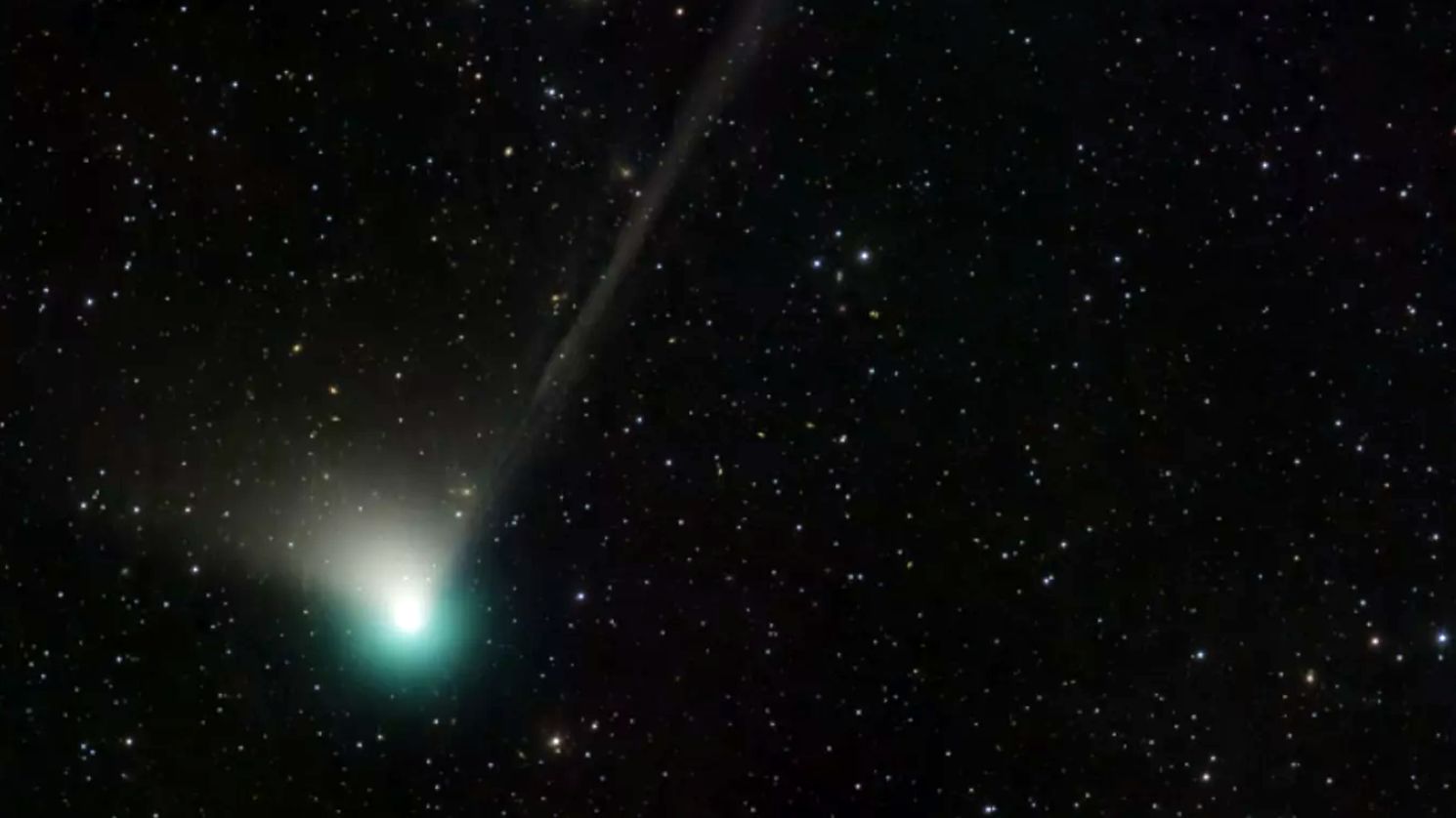 قابی زیبا از سه کهکشان و یک دنباله‌دار