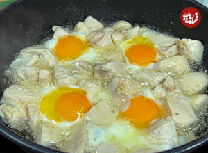 (ویدئو) طرز تهیه یک صبحانه اسپانیایی با فیله مرغ و تخم مرغ