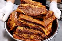 ببینید؛ غذای خیابانی در کره؛ تهیه نودل گوشت و نودل بامبو و سوپ استخوان در سئول