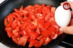 ببینید| طرز تهیه یک غذای ساده با 5 گوجه فرنگی و 3 تخم مرغ