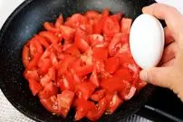 ببینید| طرز تهیه یک غذای ساده با 5 گوجه فرنگی و 3 تخم مرغ