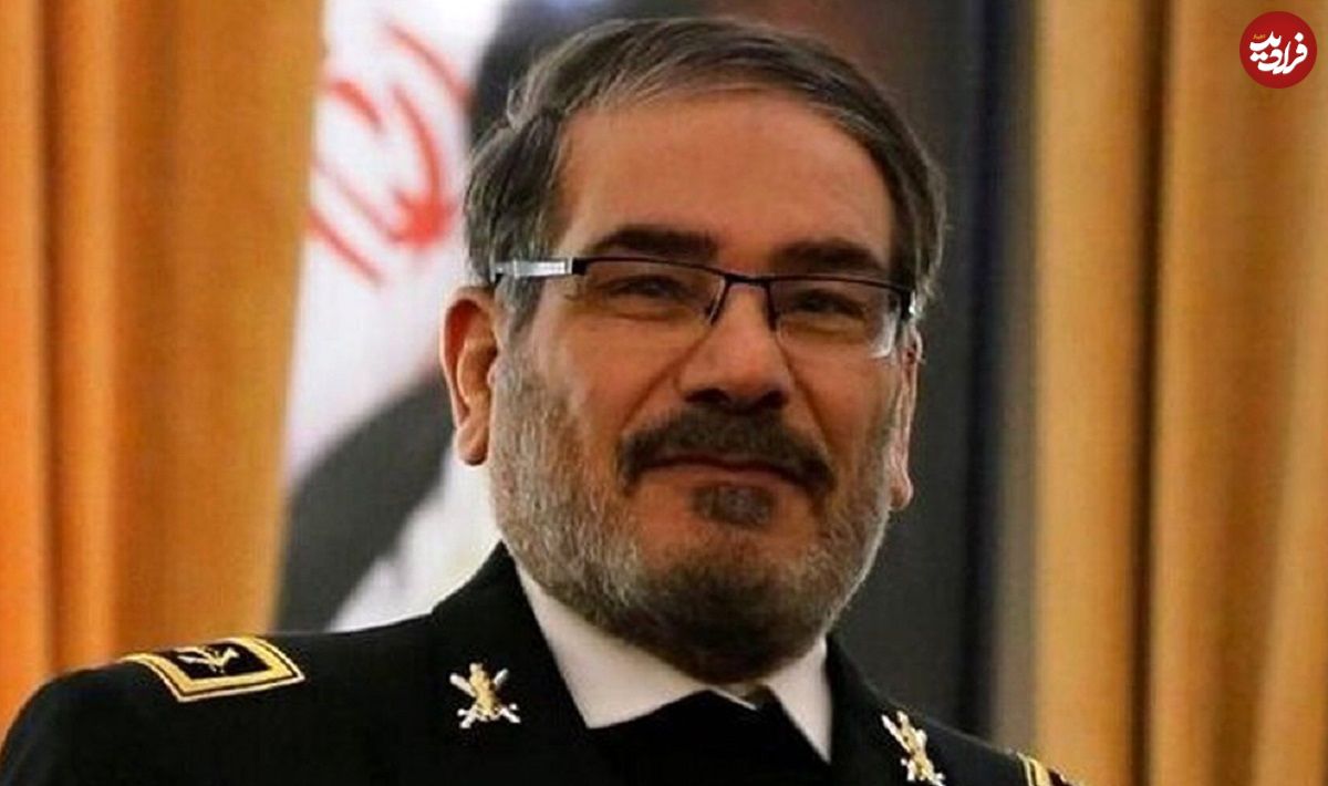 عکس؛ سفر در زمان؛ «علی شمخانی در حال دریافت نشان فتح از رهبر انقلاب»؛ سال 68