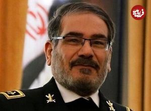 عکس؛ سفر در زمان؛ «علی شمخانی در حال دریافت نشان فتح از رهبر انقلاب»؛ سال 68