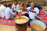 ببینید؛ غذای روستایی در پاکستان؛ پخت پاکورای مرغ توسط یک آشپز ماهر روستای