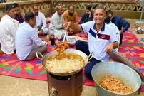 ببینید؛ غذای روستایی در پاکستان؛ پخت پاکورای مرغ توسط یک آشپز ماهر روستای