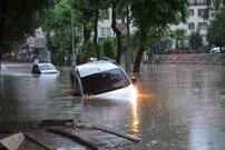 ببینید| شناور شدن خودروها در حجم عظیم سیل 
