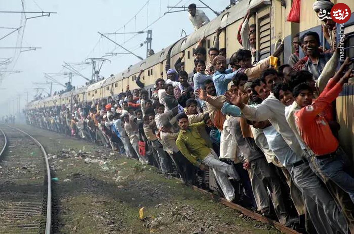 (تصاویر) قطارهایی که هندی‌ها را به مقصد می‌رسانند! 