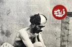 عکس| سفر به ایران قدیم؛ یک «دلاک» در حال مشت و مال دادن مشتری؛ 130 سال قبل